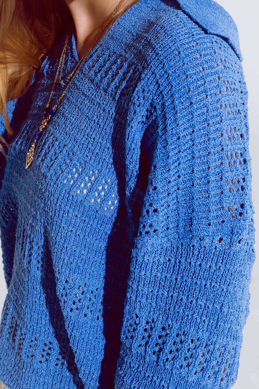 Jersey de punto de ganchillo con cuello en V y cuello polo en azul