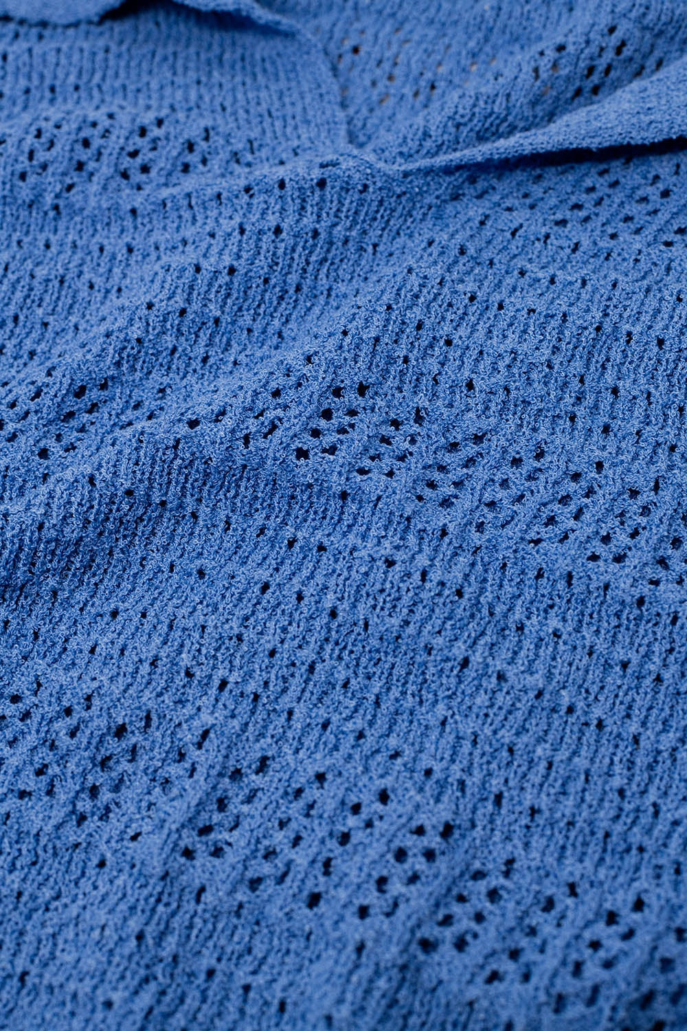 Jersey de punto de ganchillo con cuello en V y cuello polo en azul
