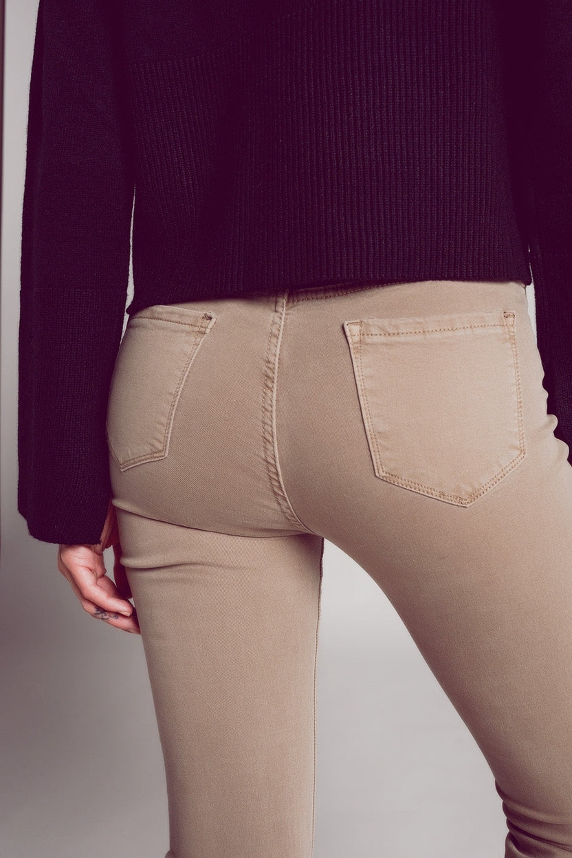Jeans acampanados con bajo sin rematar en beige