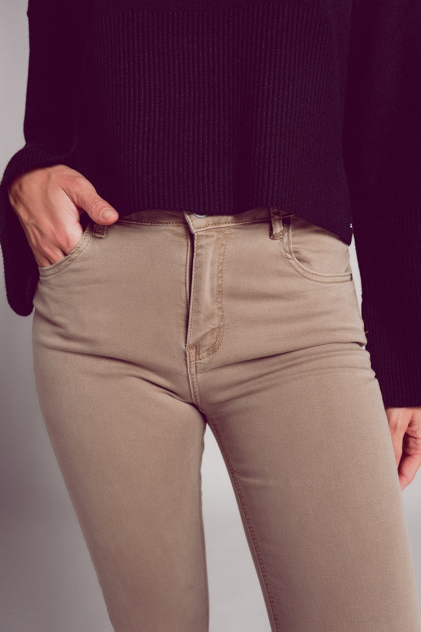 Jeans acampanados con bajo sin rematar en beige