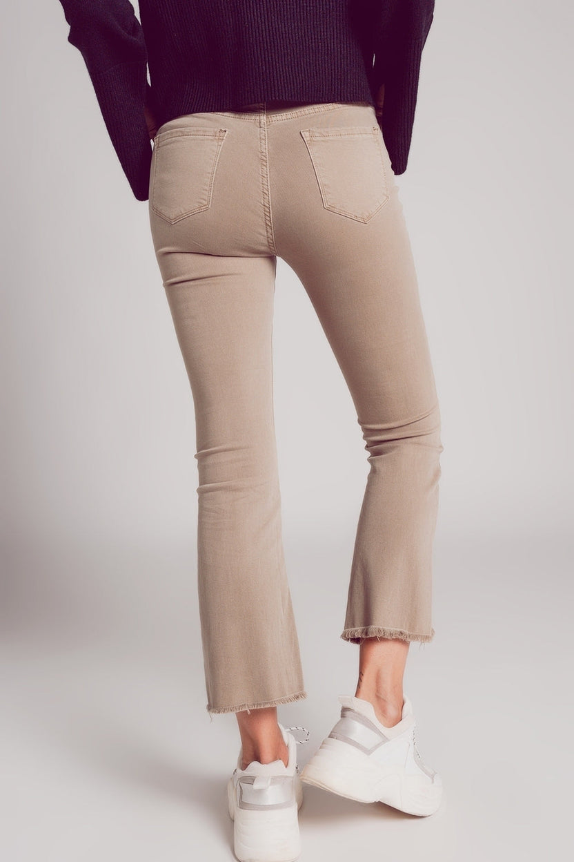 Jeans acampanados con bajo sin rematar en beige