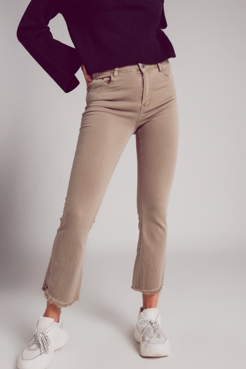 Jeans acampanados con bajo sin rematar en beige