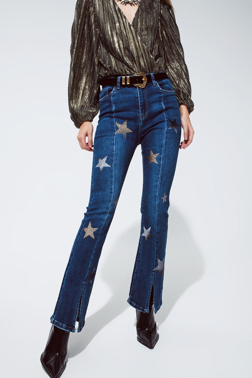 Jeans acampanados con detalle de estrellas brillantes en azul