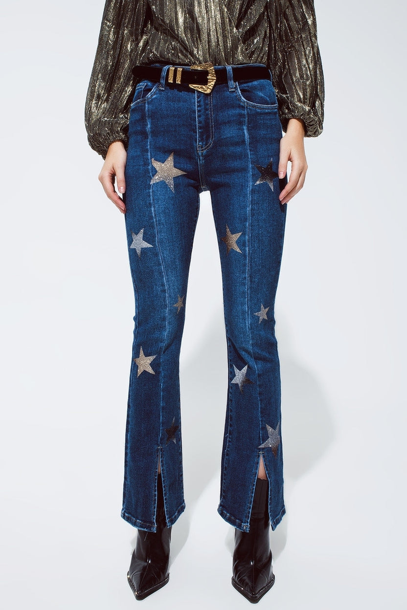 Jeans acampanados con detalle de estrellas brillantes en azul