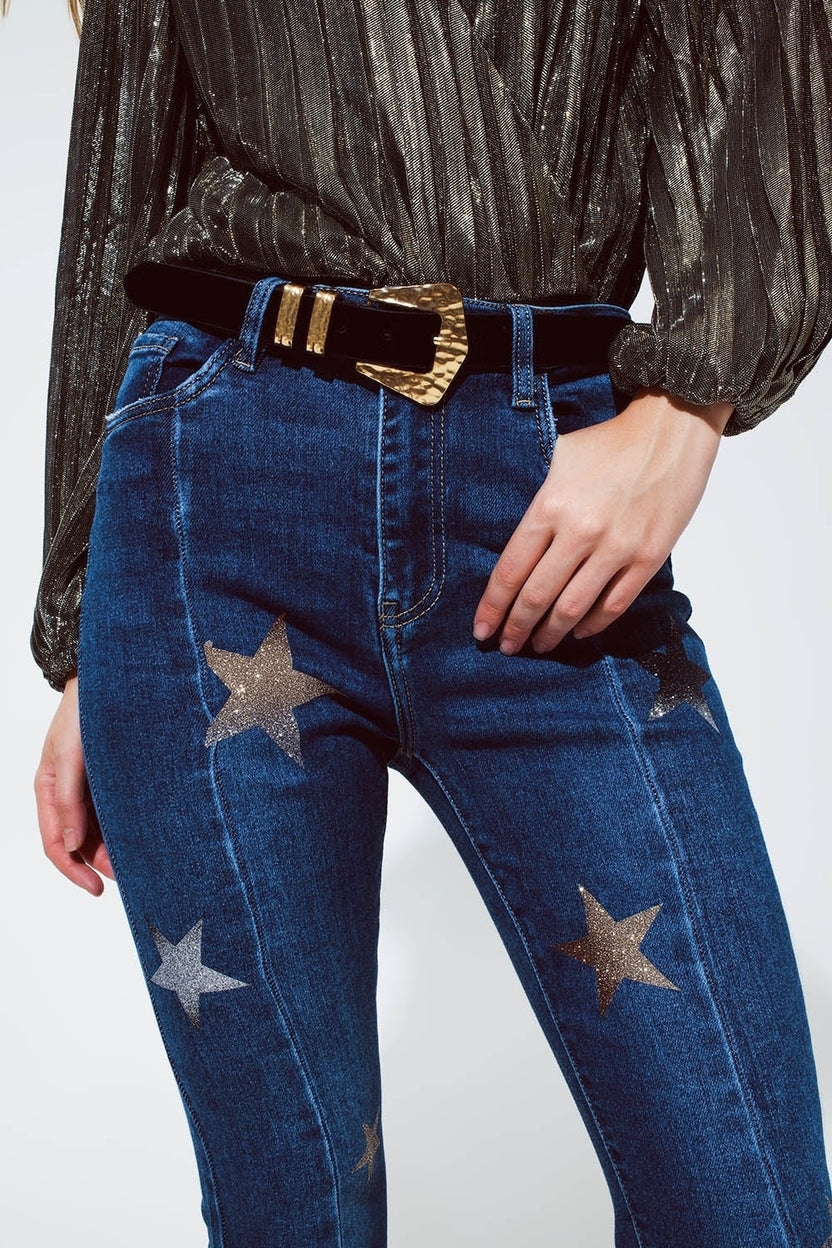 Jeans acampanados con detalle de estrellas brillantes en azul