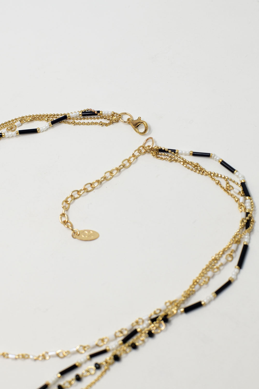 Collar 4 en 1 dorado con cuentas blancas y negras