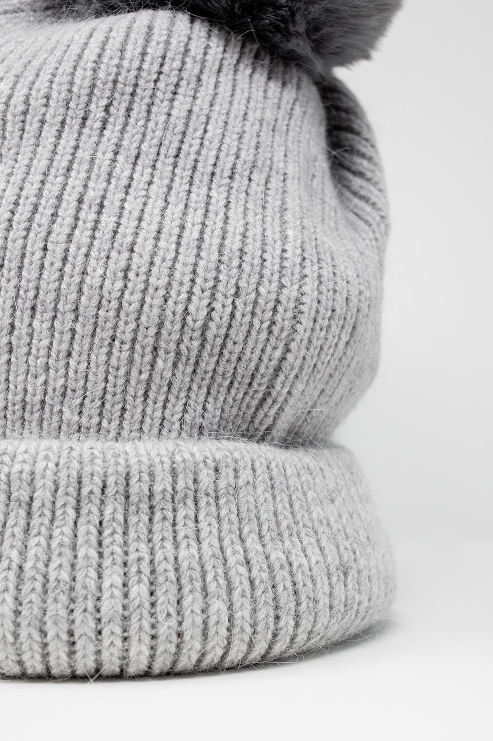 Gorro de punto gris con pompón