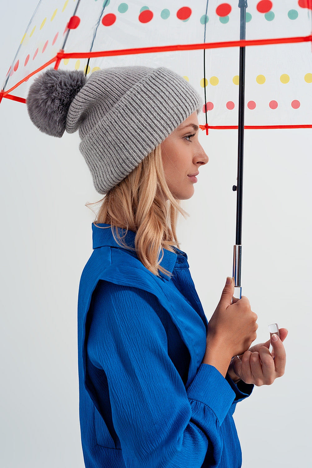 Gorro de punto gris con pompón