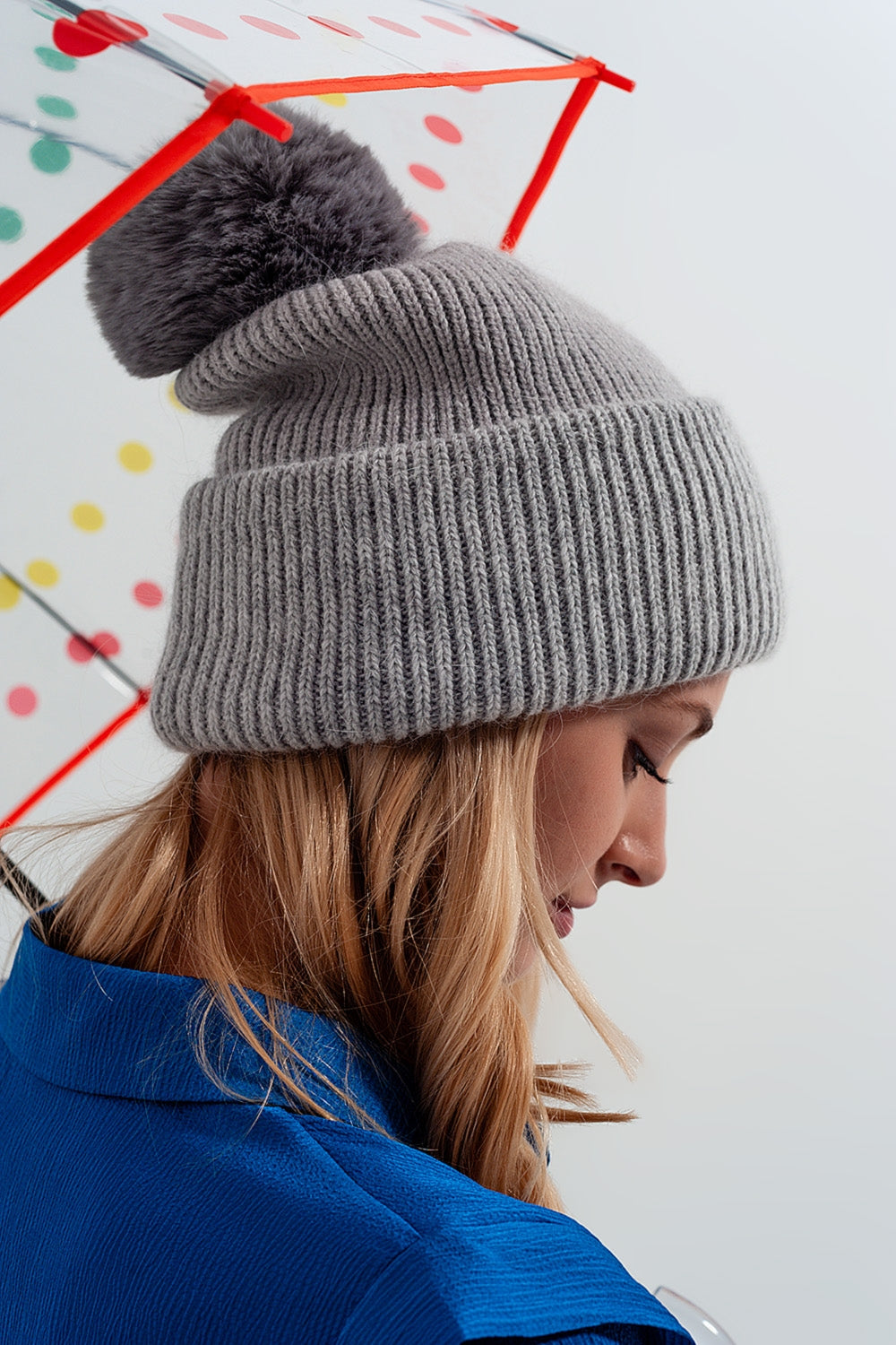 Gorro de punto gris con pompón