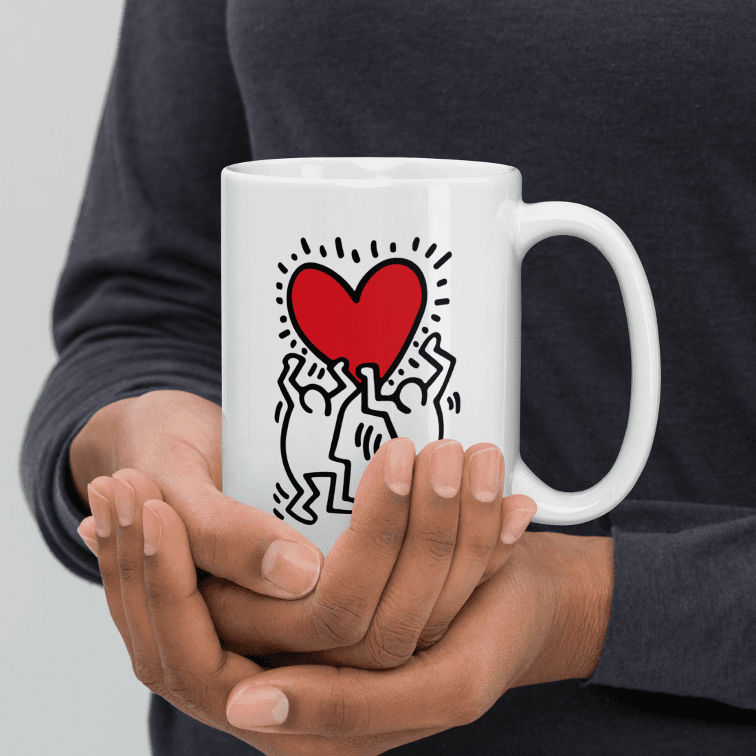 Taza de arte callejero con icono de hombre sosteniendo un corazón