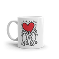 Taza de arte callejero con icono de hombre sosteniendo un corazón