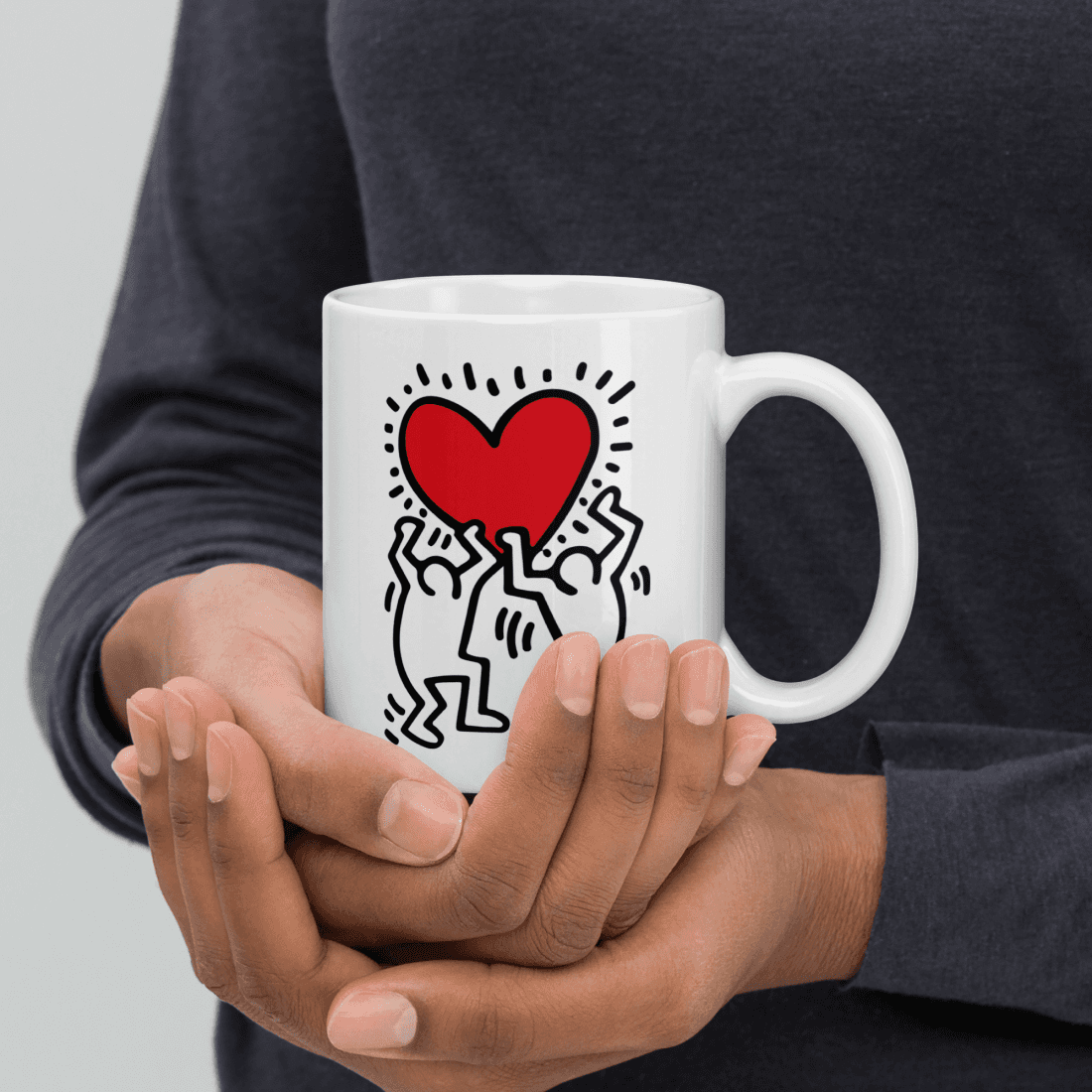 Taza de arte callejero con icono de hombre sosteniendo un corazón