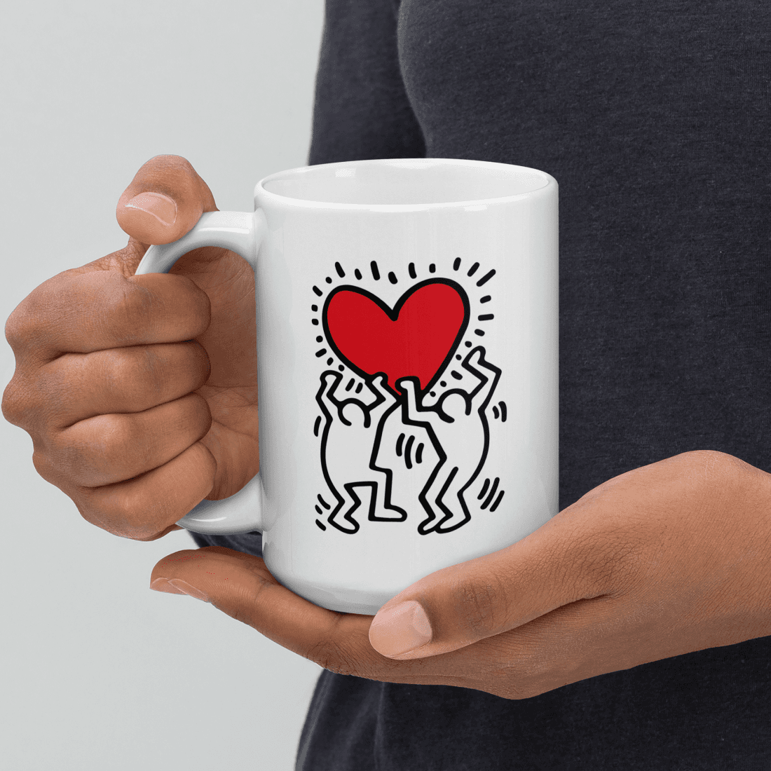 Taza de arte callejero con icono de hombre sosteniendo un corazón