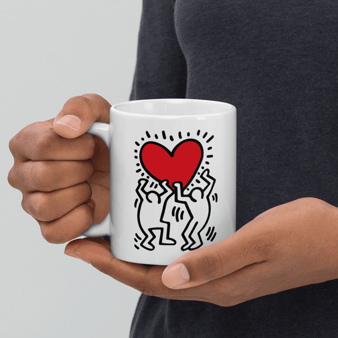 Taza de arte callejero con icono de hombre sosteniendo un corazón