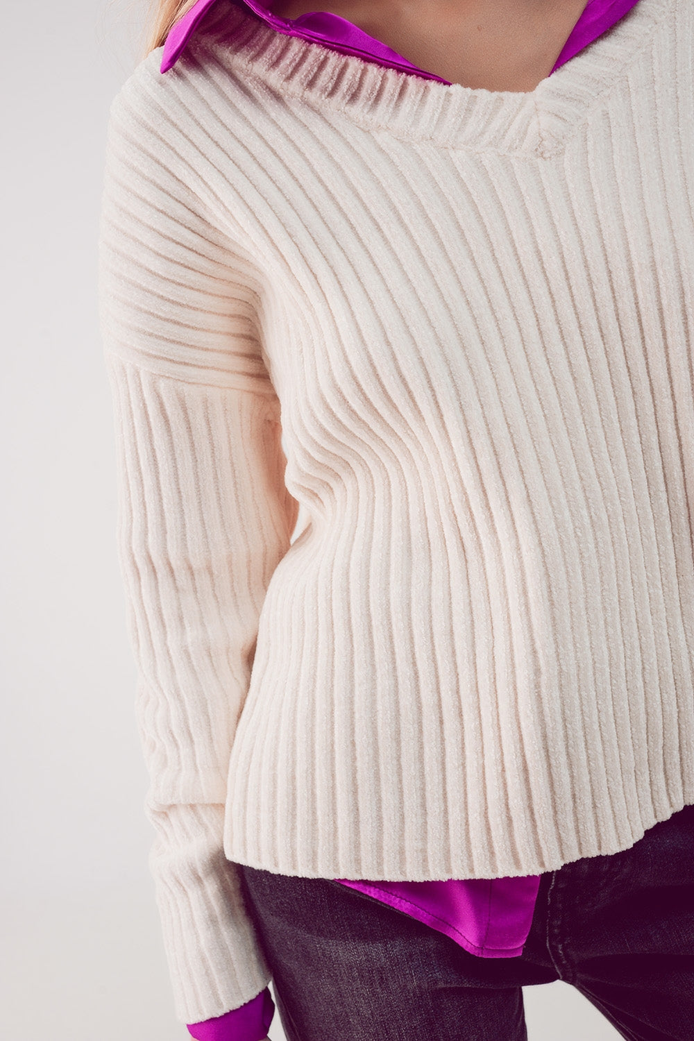 Dzianinowy sweter z szenili w kolorze kremowym