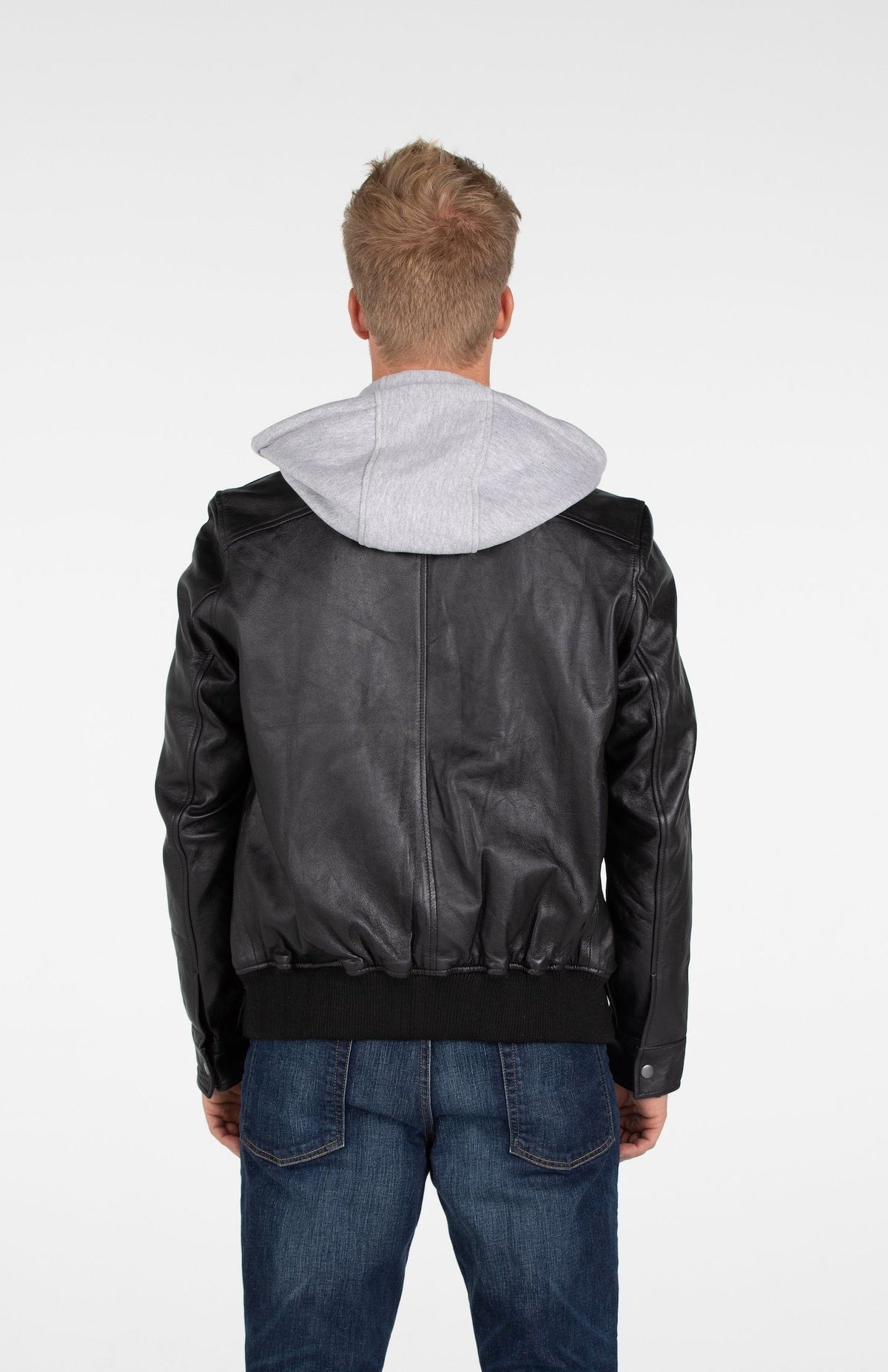 Chaqueta bomber de piel de cordero con capucha