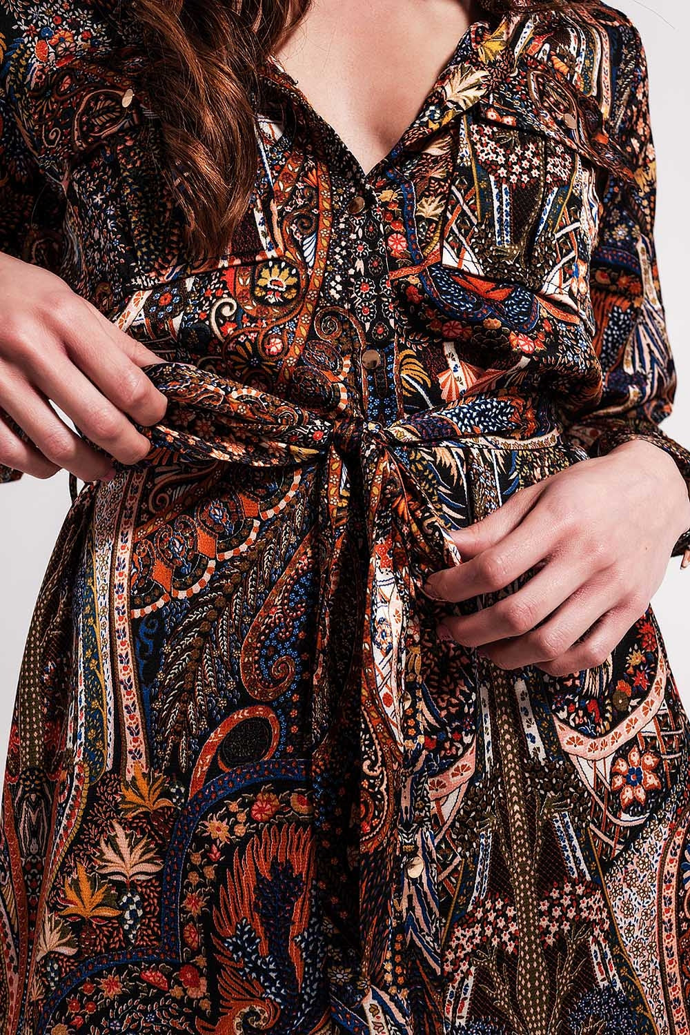 Vestido corto de manga larga con estampado de cachemira en color negro