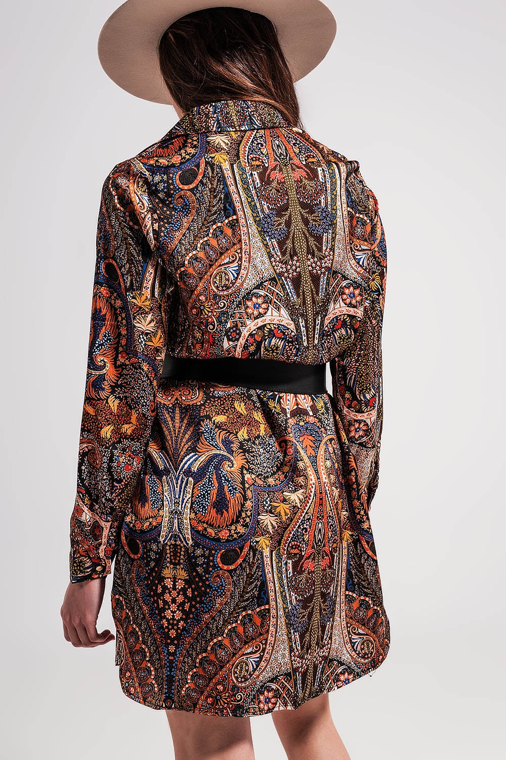 Vestido corto de manga larga con estampado de cachemira en color negro