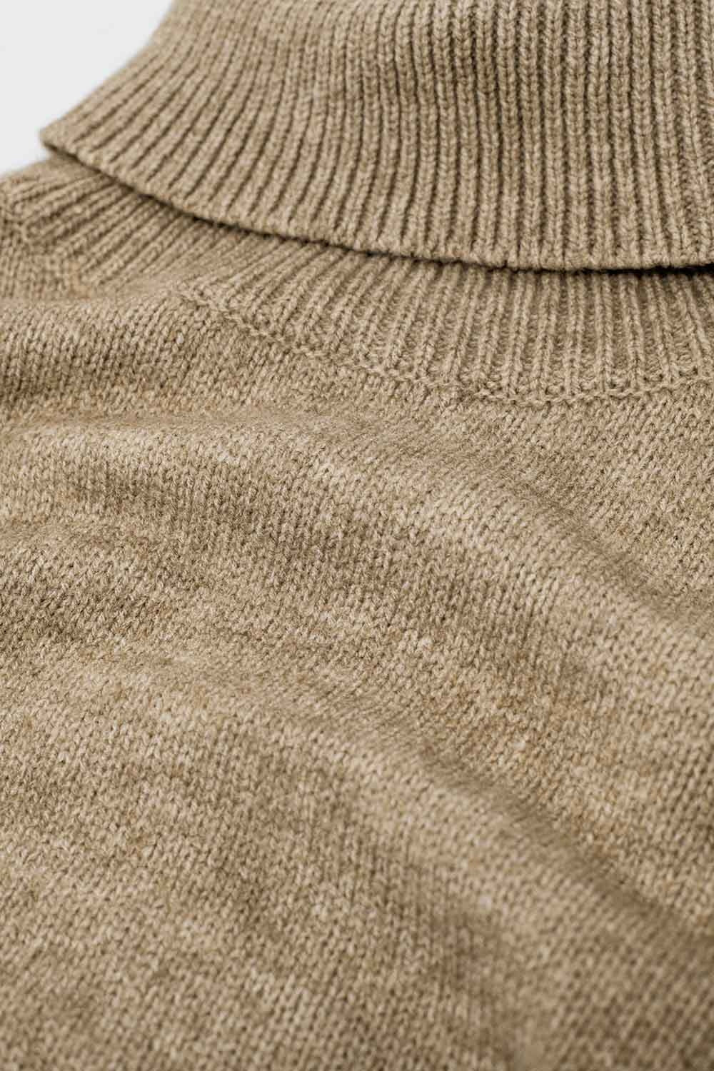 Suéter beige holgado con mangas caídas