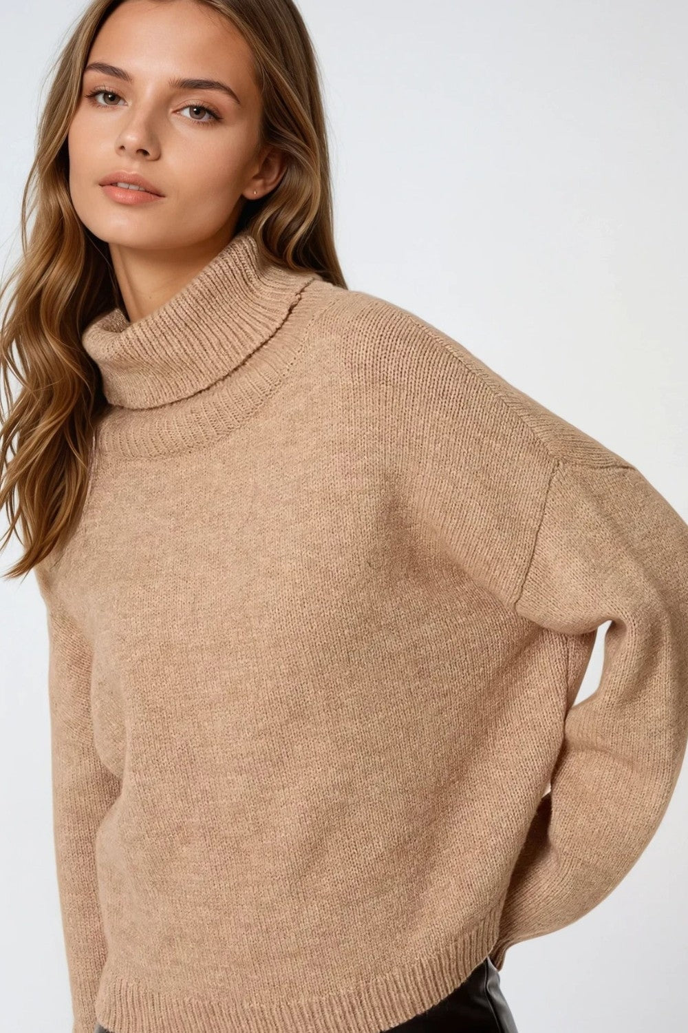 Suéter beige holgado con mangas caídas