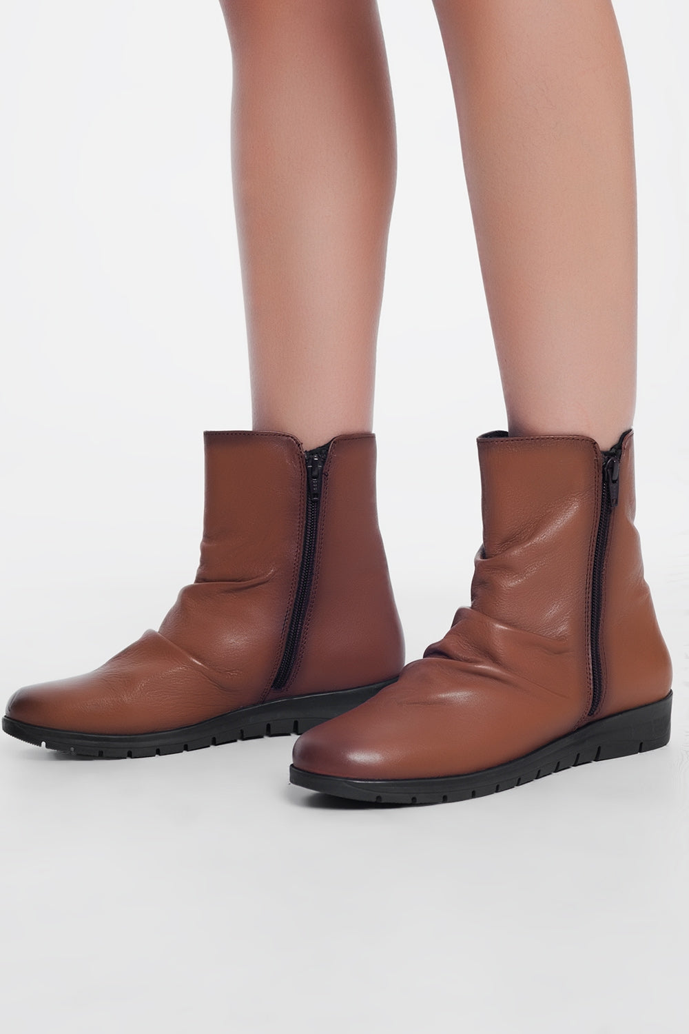 Botines bajos con cremallera y punta redonda