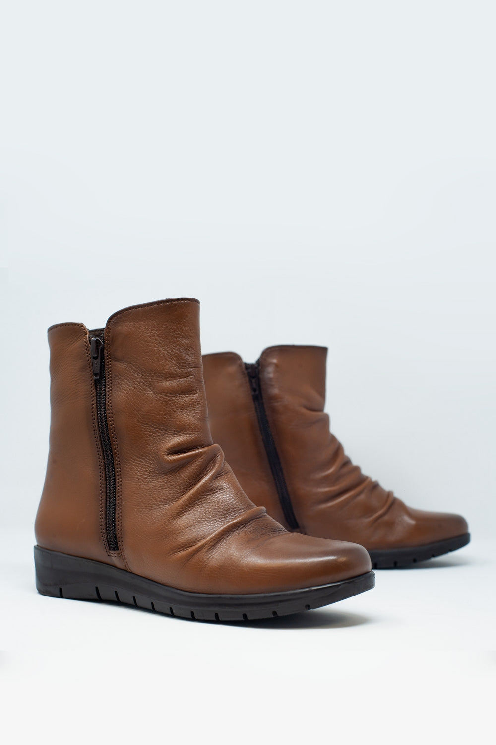 Botines bajos con cremallera y punta redonda