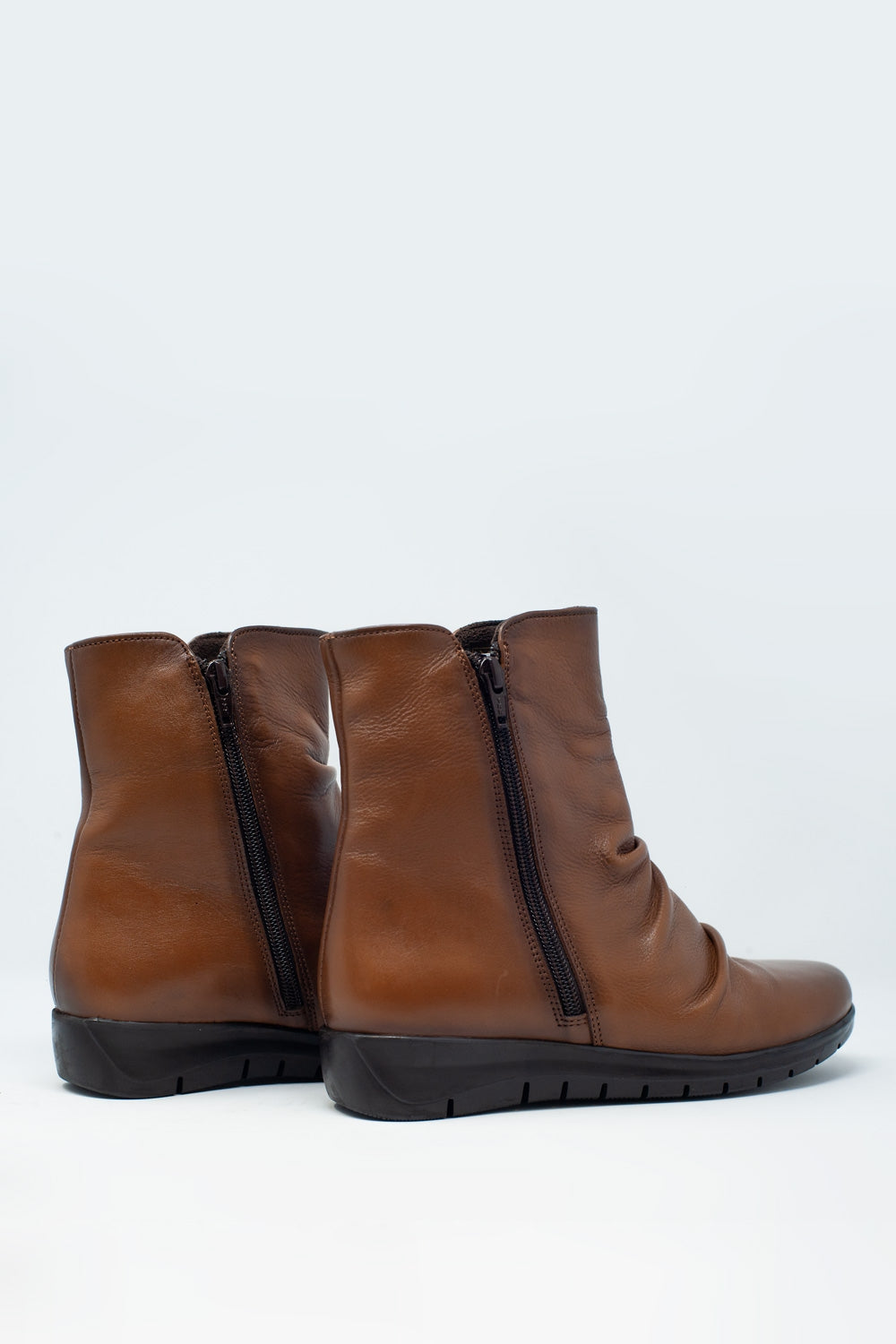 Botines bajos con cremallera y punta redonda