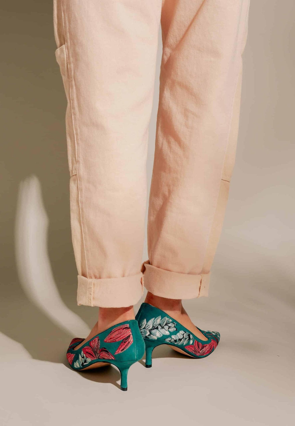 Ipê Suede Turquoise Pumps – 6cm Embroidered Kitten Heel