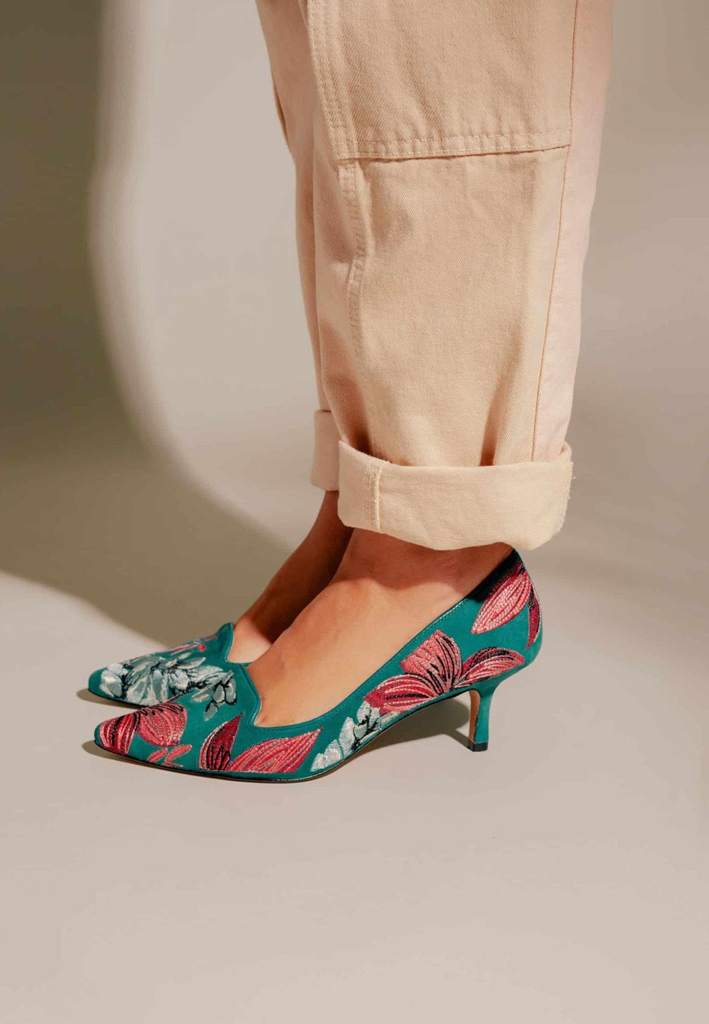 Ipê Suede Turquoise Pumps – 6cm Embroidered Kitten Heel