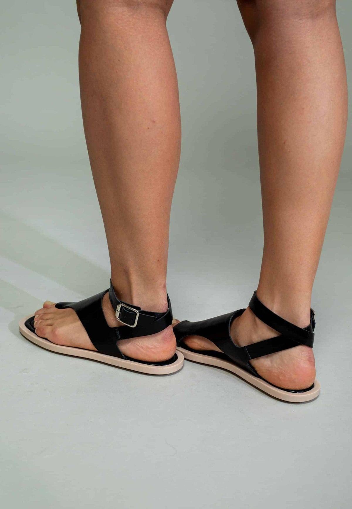 Paineira White Leather Toe-Ring Flat Sandals