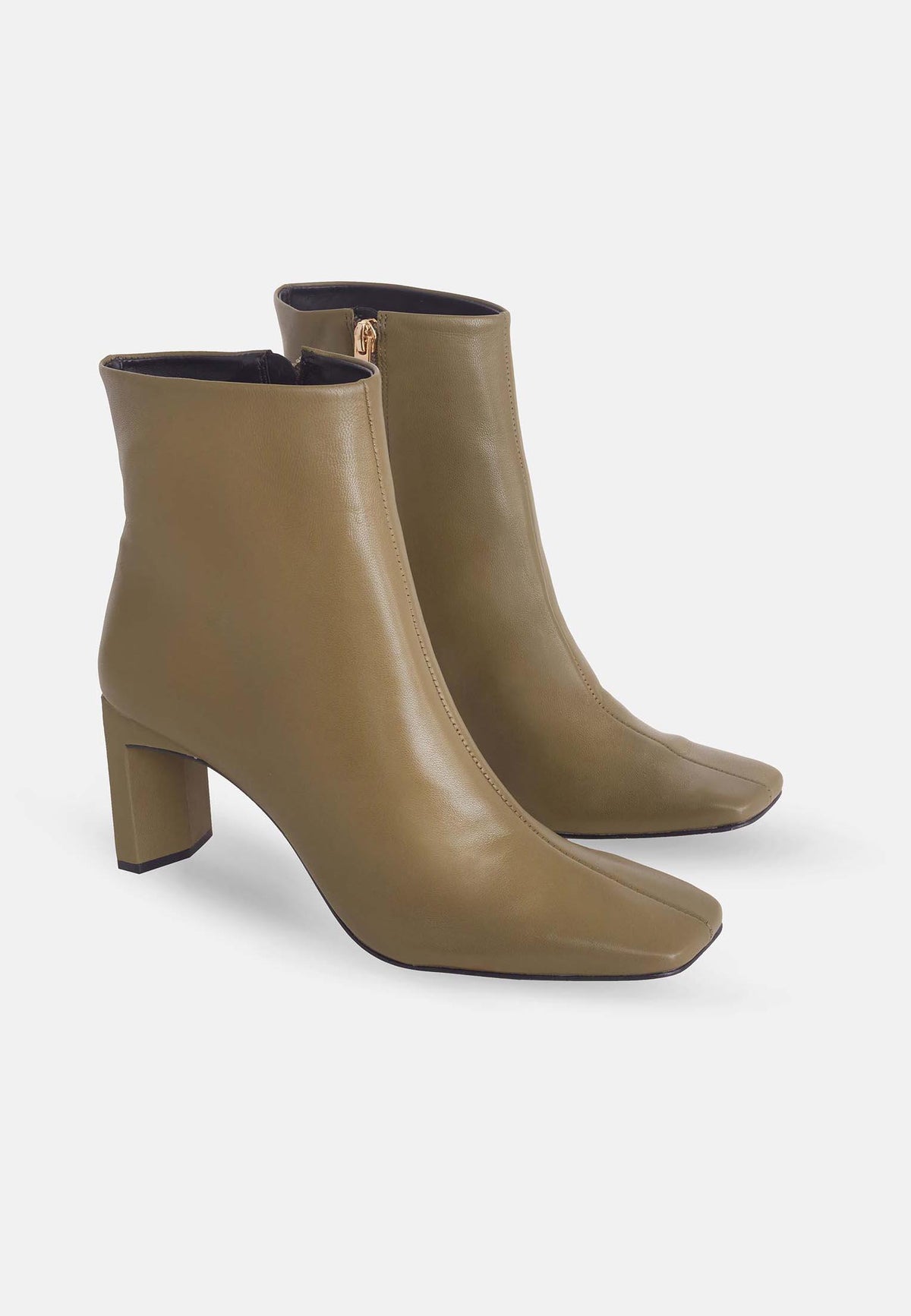Botines de piel de cabra Senna en color oliva – Tacón ancho de 7,6 cm