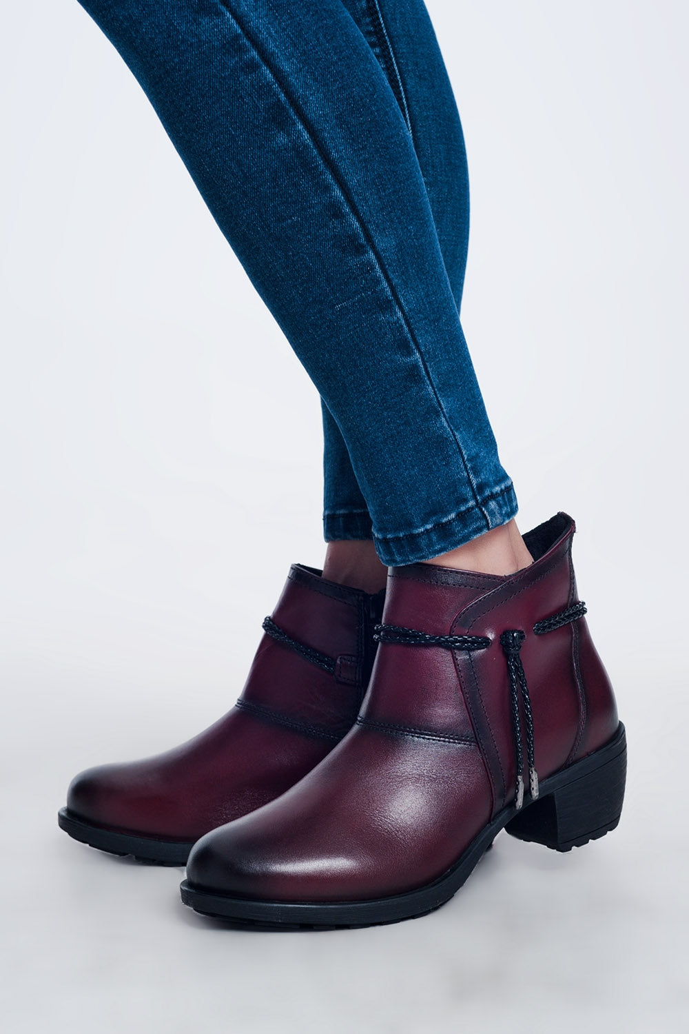 Botines color granate de tacón medio con bloque y puntera redonda