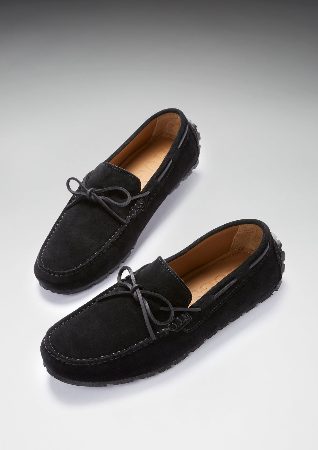 Mocasines de conducción con suela de neumático y cordones, ante negro