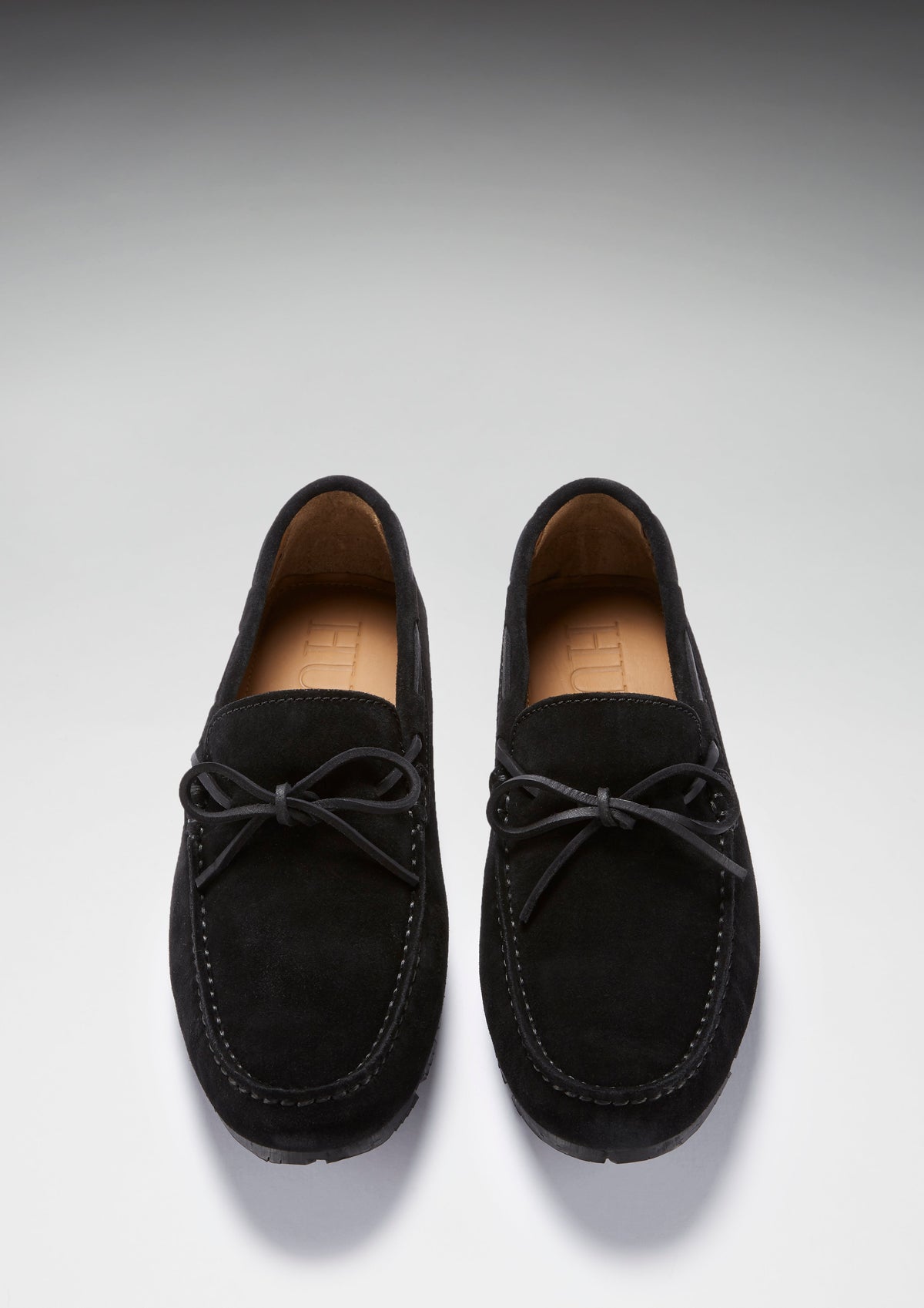 Mocasines de conducción con suela de neumático y cordones, ante negro