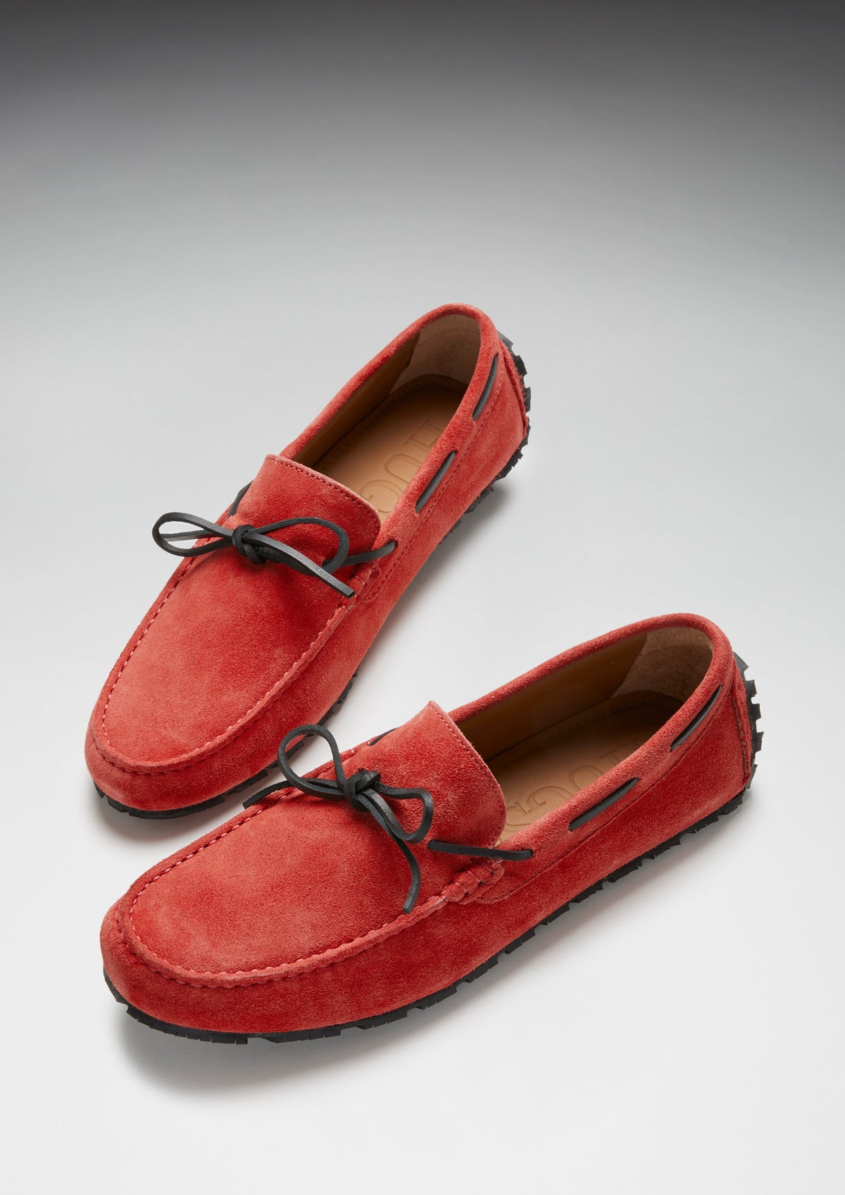 Mocasines de conducción con cordones y suela de neumático, ante rojo