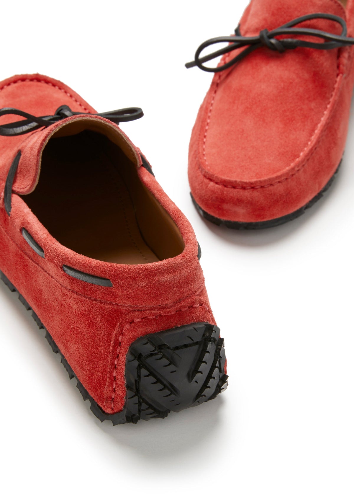Mocasines de conducción con cordones y suela de neumático, ante rojo