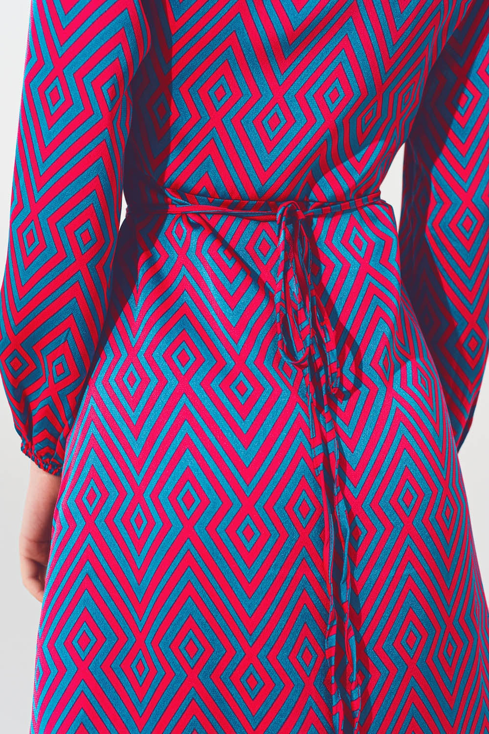 Vestido corto cruzado con cuello en V y estampado geométrico