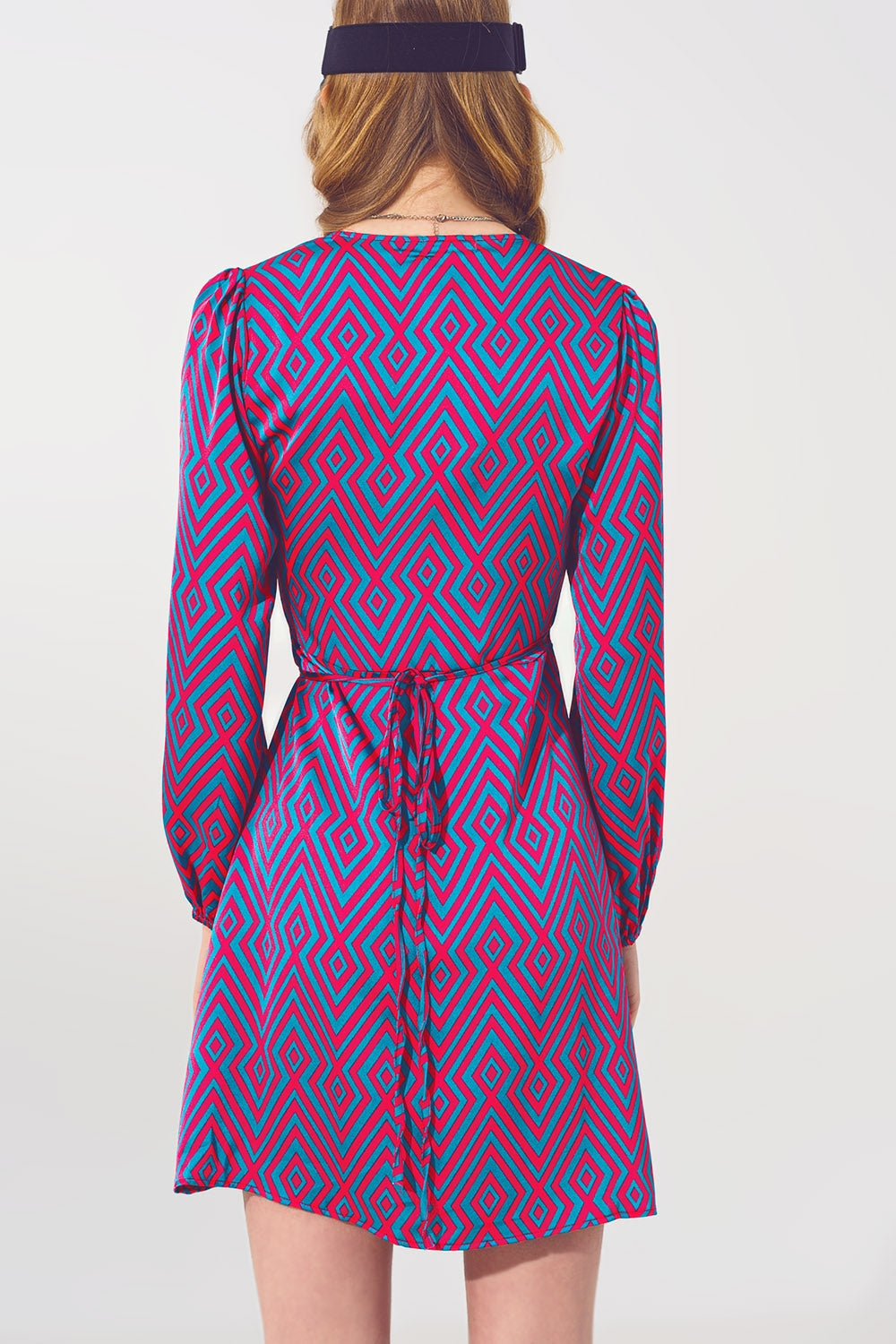 Vestido corto cruzado con cuello en V y estampado geométrico