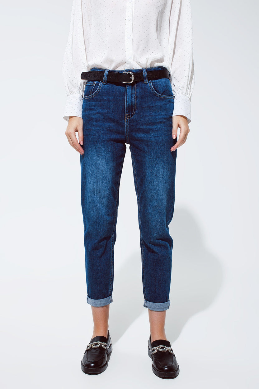 Jeans estilo "mom" en lavado medio con dobladillo