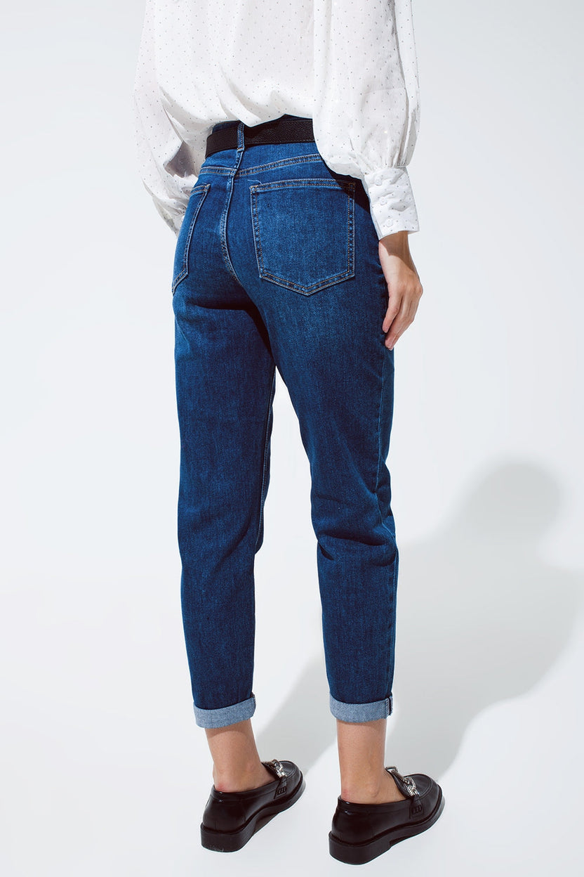Jeans estilo "mom" en lavado medio con dobladillo