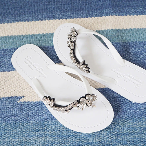Nomad - Sandalias planas tipo chancla con pedrería
