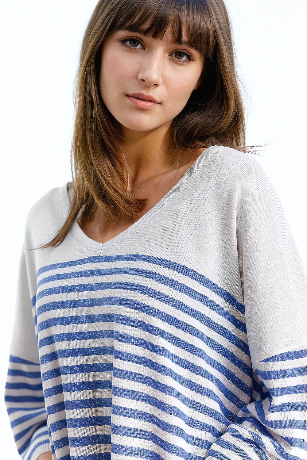 Suéter gris extragrande con rayas azules y cuello en V