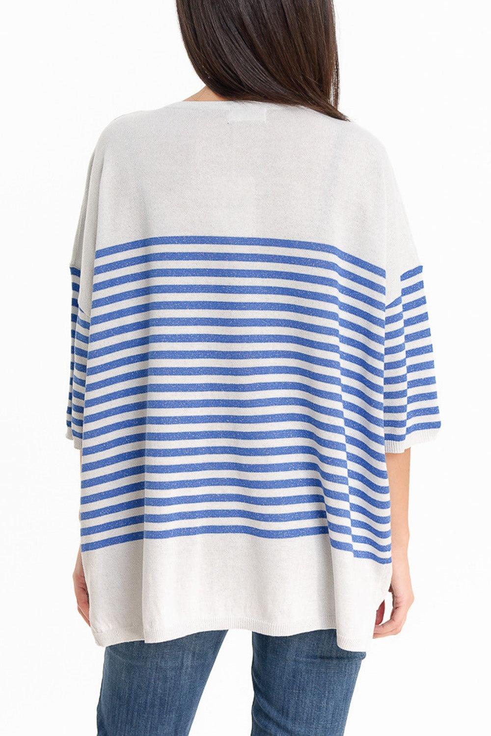 Suéter gris extragrande con rayas azules y cuello en V
