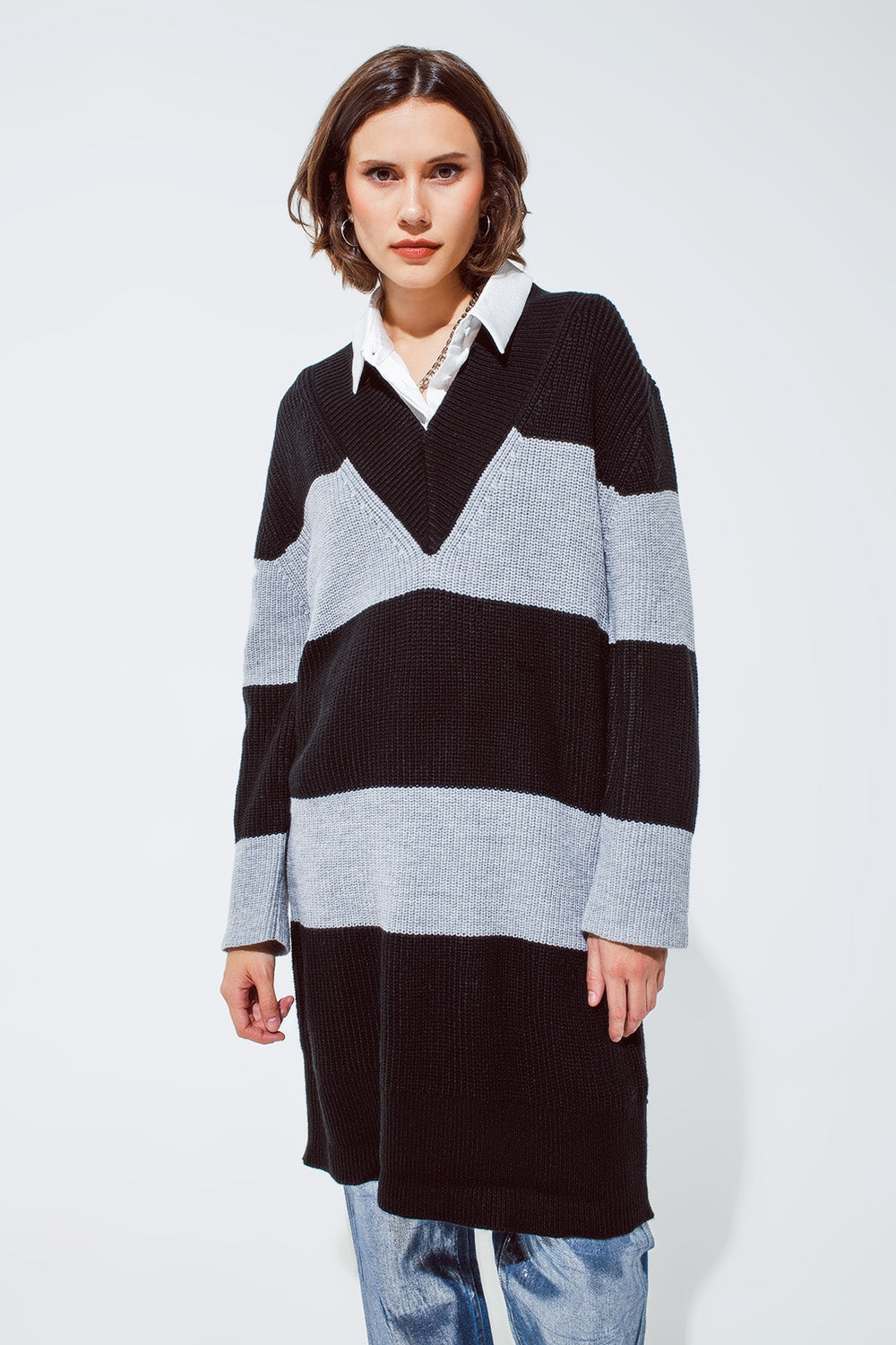 Vestido midi de punto oversize con rayas y escote en pico amplio