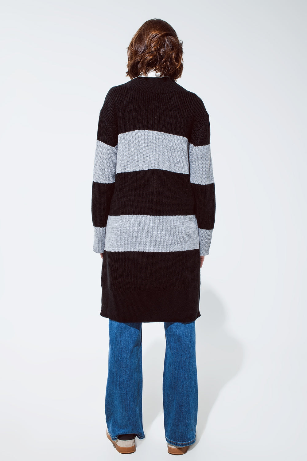 Vestido midi de punto oversize con rayas y escote en pico amplio