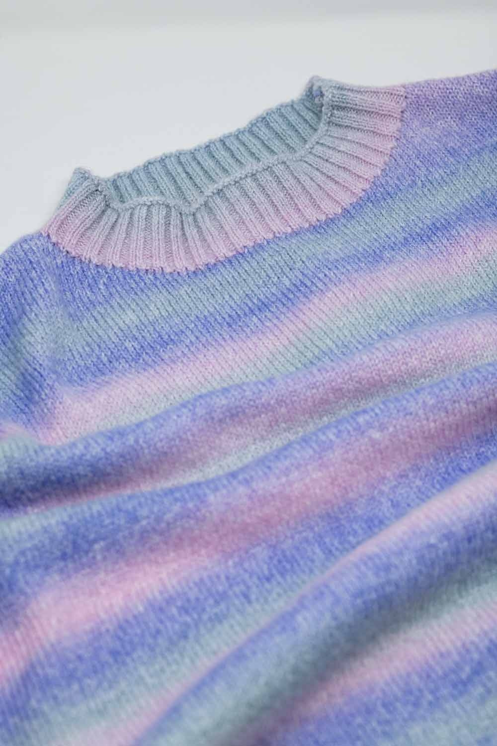 Suéter de cuello alto extragrande multicolor en tonos morados con aberturas laterales