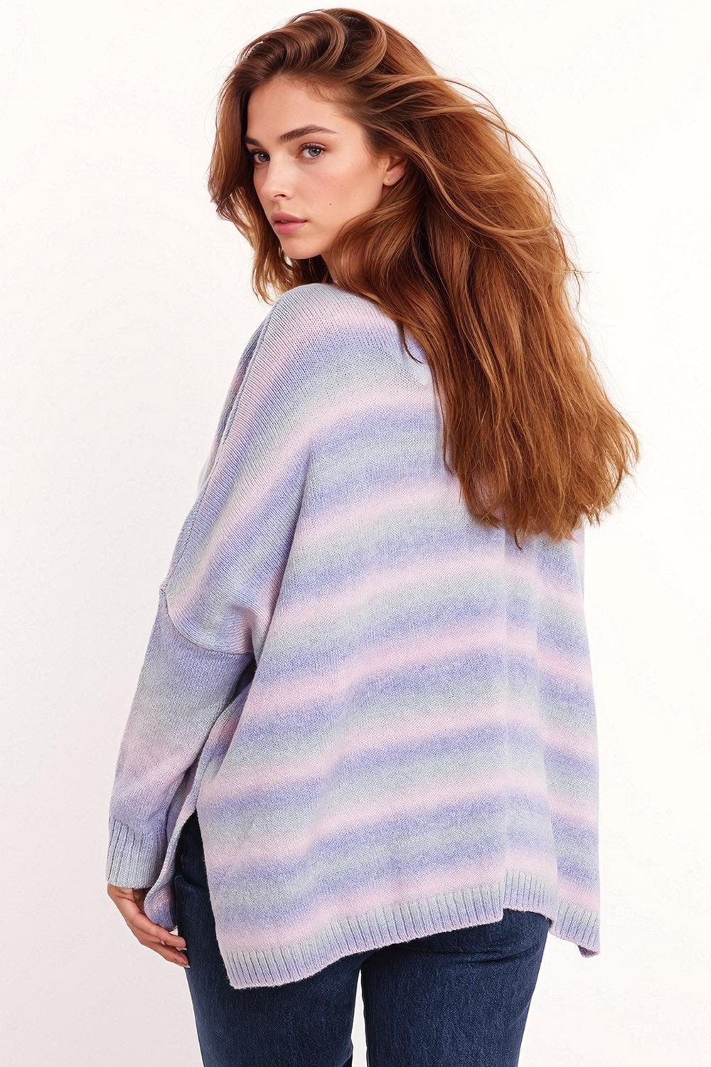 Suéter de cuello alto extragrande multicolor en tonos morados con aberturas laterales
