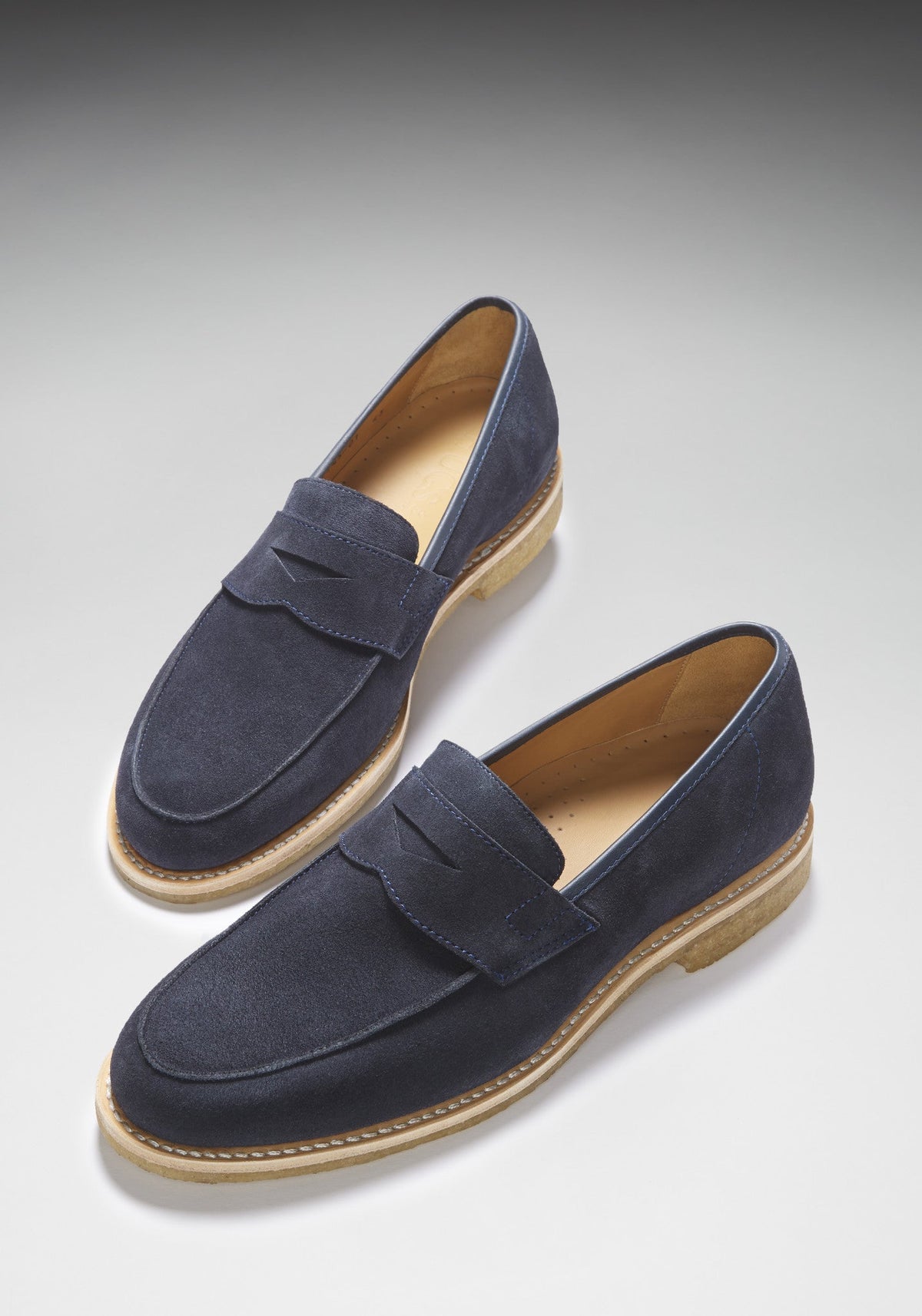 Mocasines de gamuza azul, suela ribeteada de caucho crepé