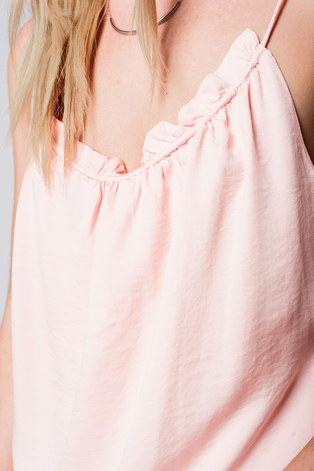 Top rosa con detalle de espalda descubierta