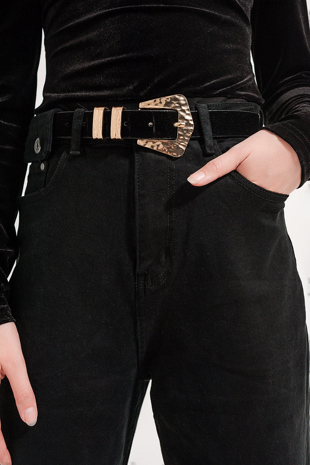 Jeans con detalle de bolsillos en negro